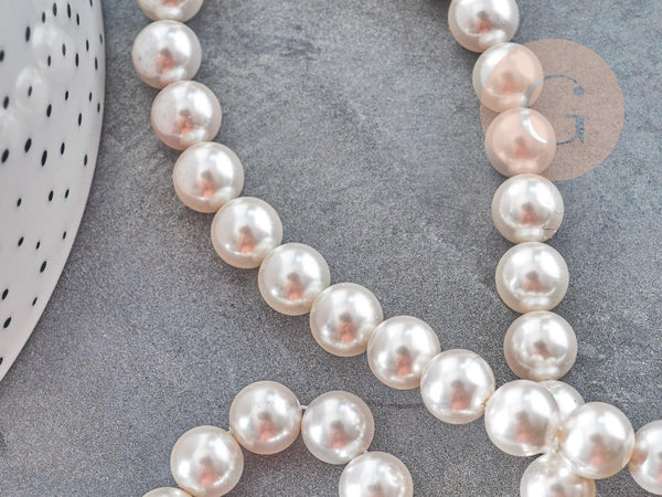 Perles rondes coquillage naturel blanche nacrées 8mm, x1 fil de 40cm (G9034)