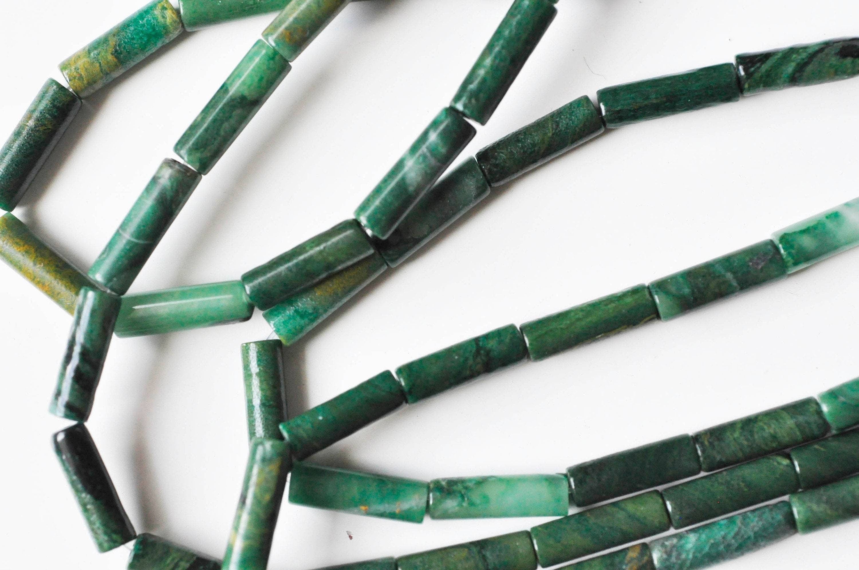 Perles tube jade africain vert naturel 11-15mm, x1 fil de 38cm (G5616)