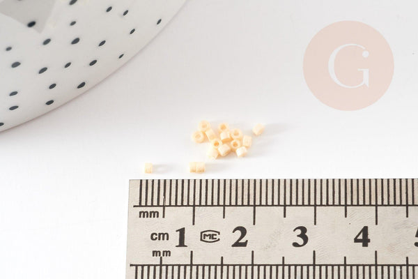 Perles tube jaune clair opaque façon Delica miyuki 1.5-2mm, x1 sachet de 8gr (G9160)