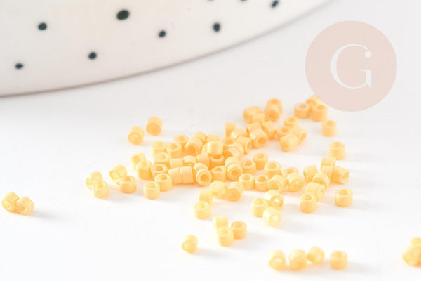 Perles tube jaune opaque façon Delica miyuki 1.5-2mm, x1 sachet de 8gr (G9161)