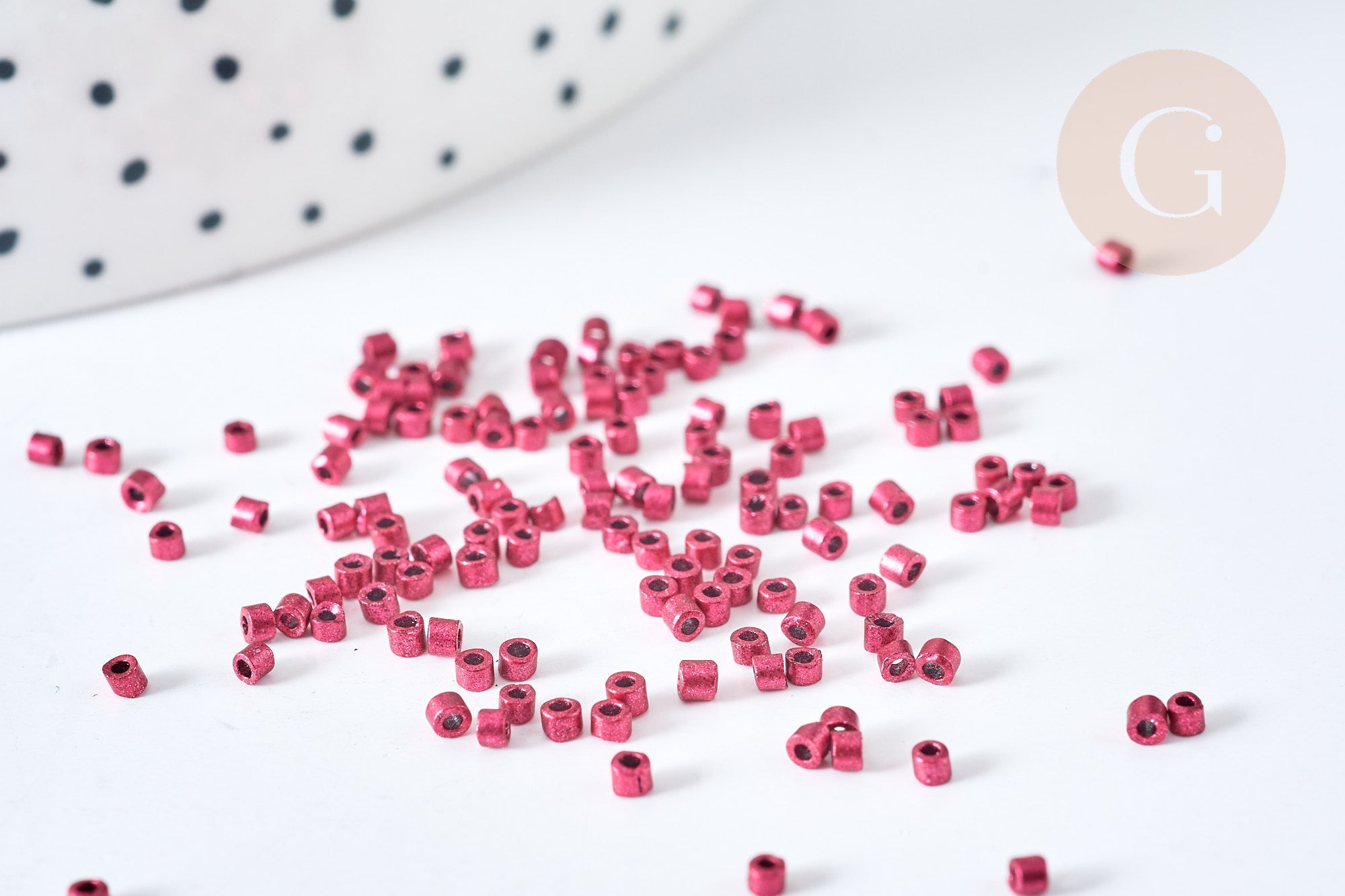 Perles tube rose foncé métallisé mat façon Delica miyuki, x1 sachet de 8g (G8135)