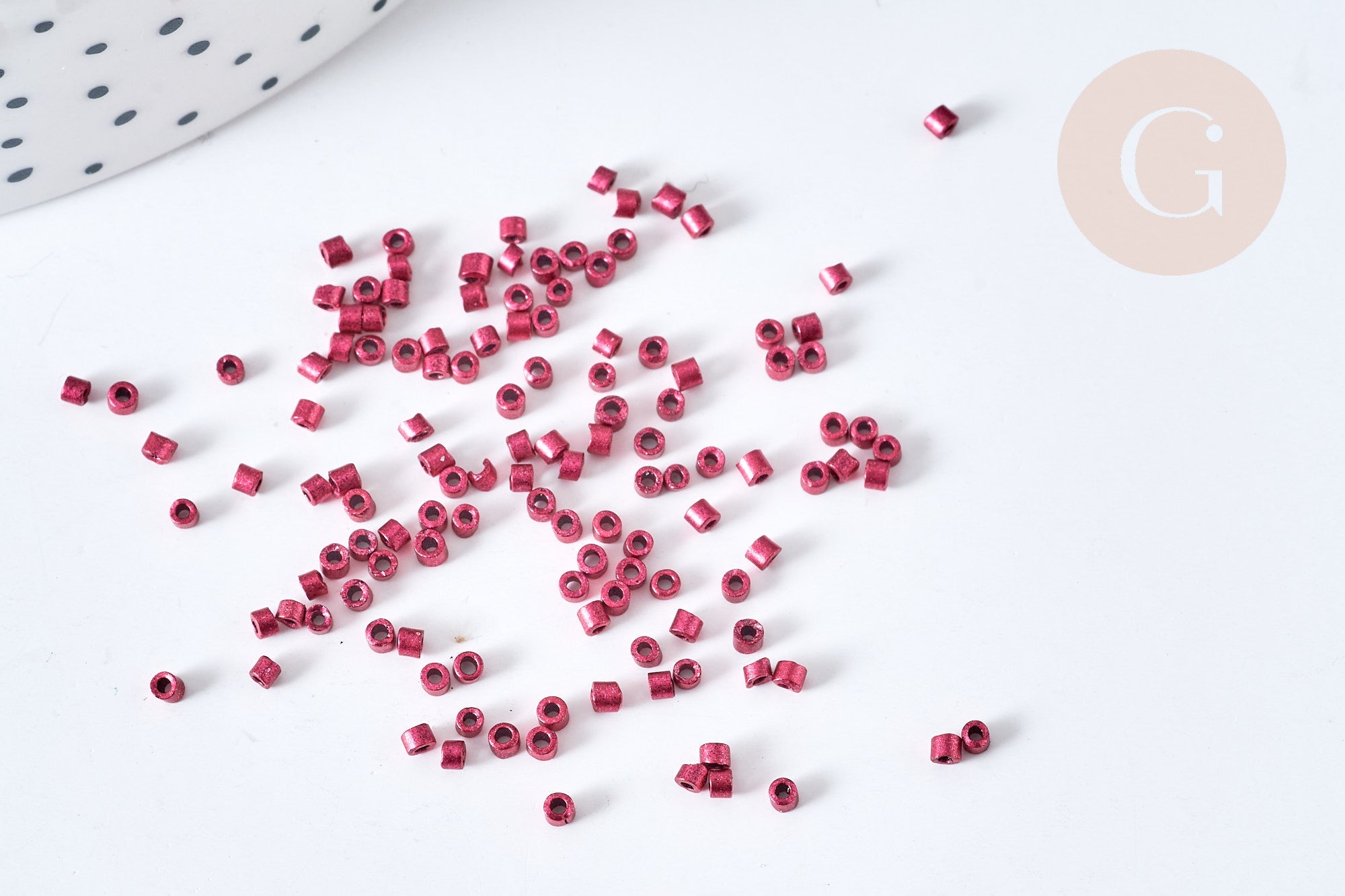 Perles tube rose foncé métallisé mat façon Delica miyuki, x1 sachet de 8g (G8135)