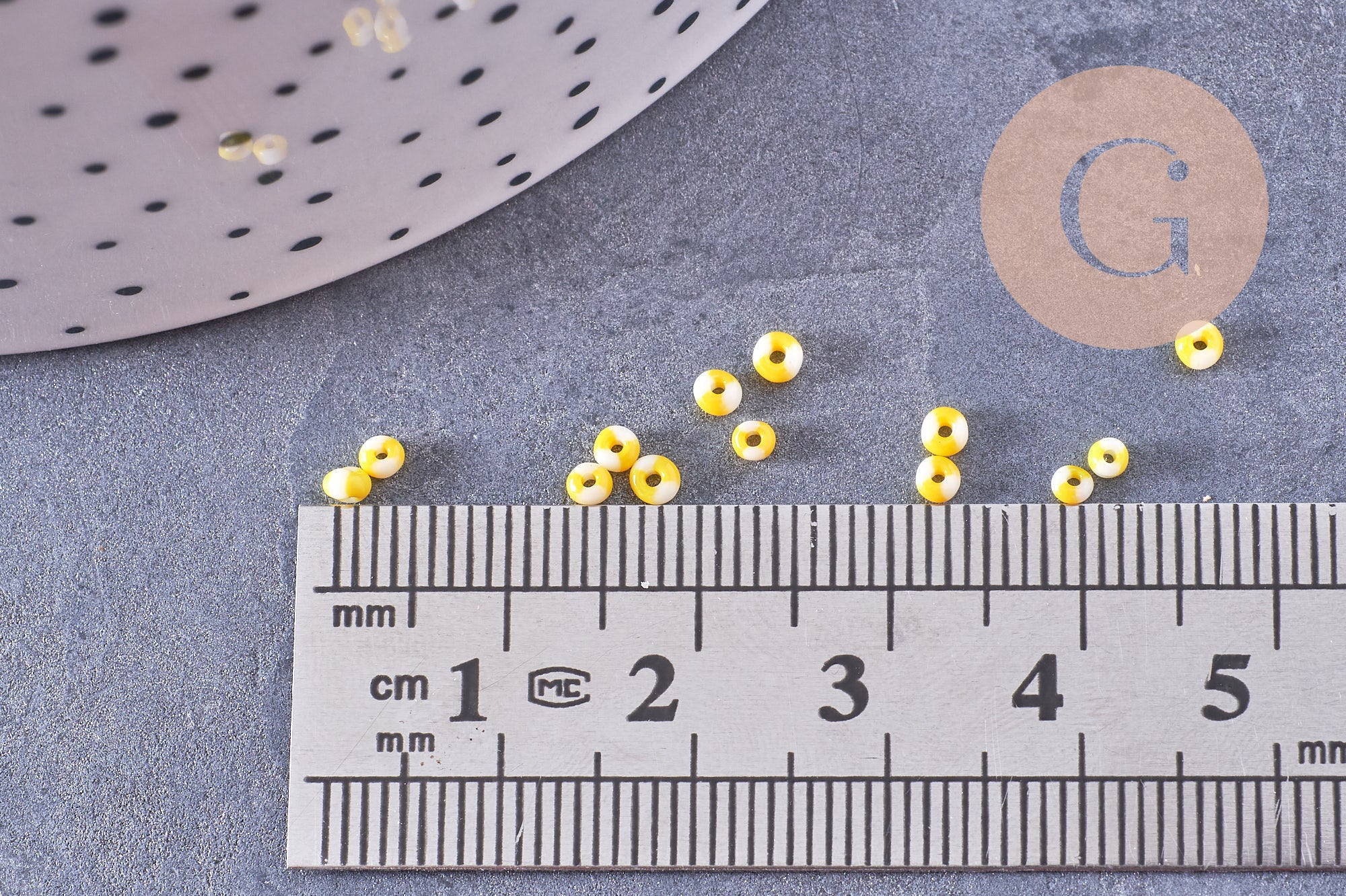 Petite perle rocaille verre rayé jaune blanc 1.5x2mm, x10 Gr (G10684)
