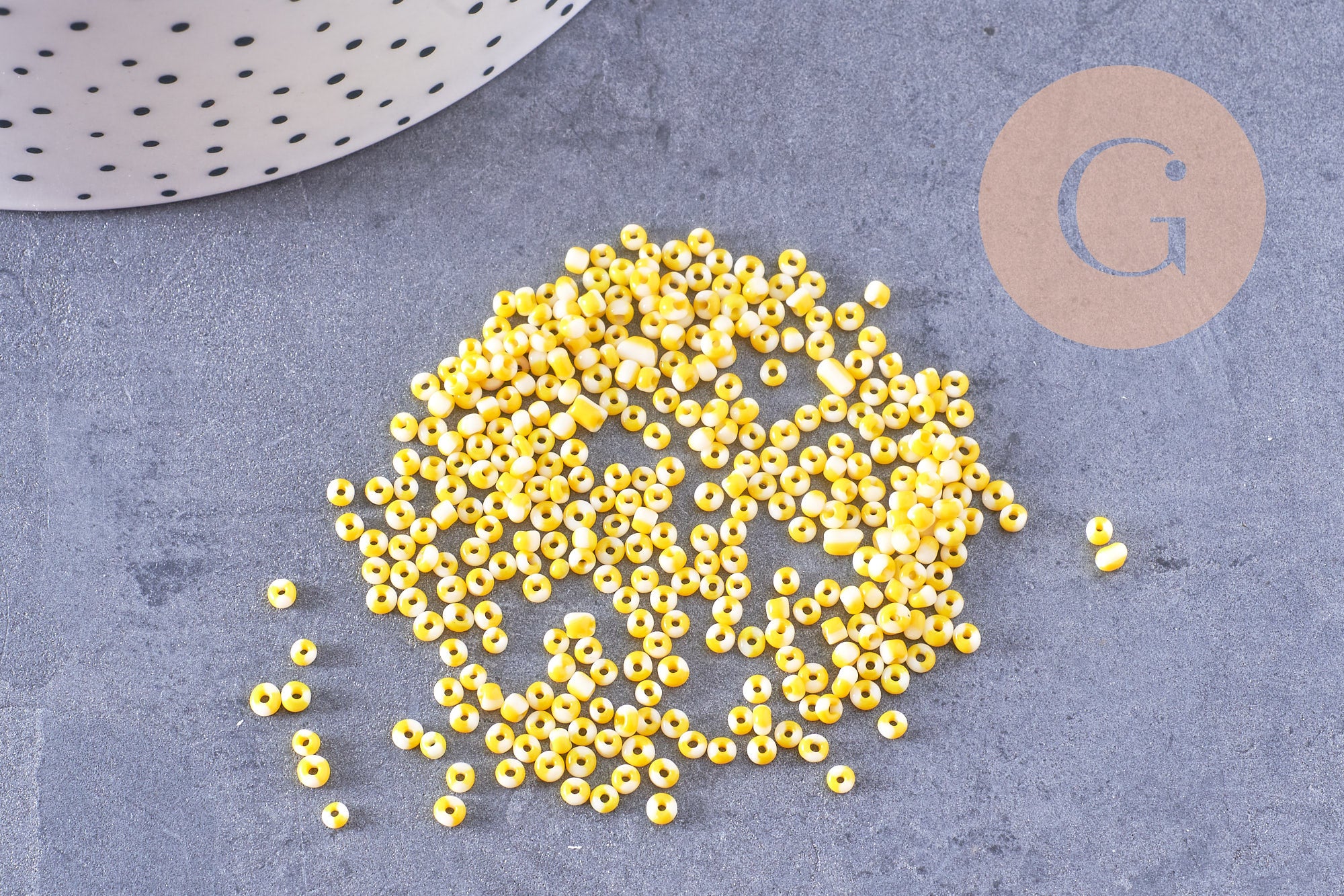 Petite perle rocaille verre rayé jaune blanc 1.5x2mm, x10 Gr (G10684)