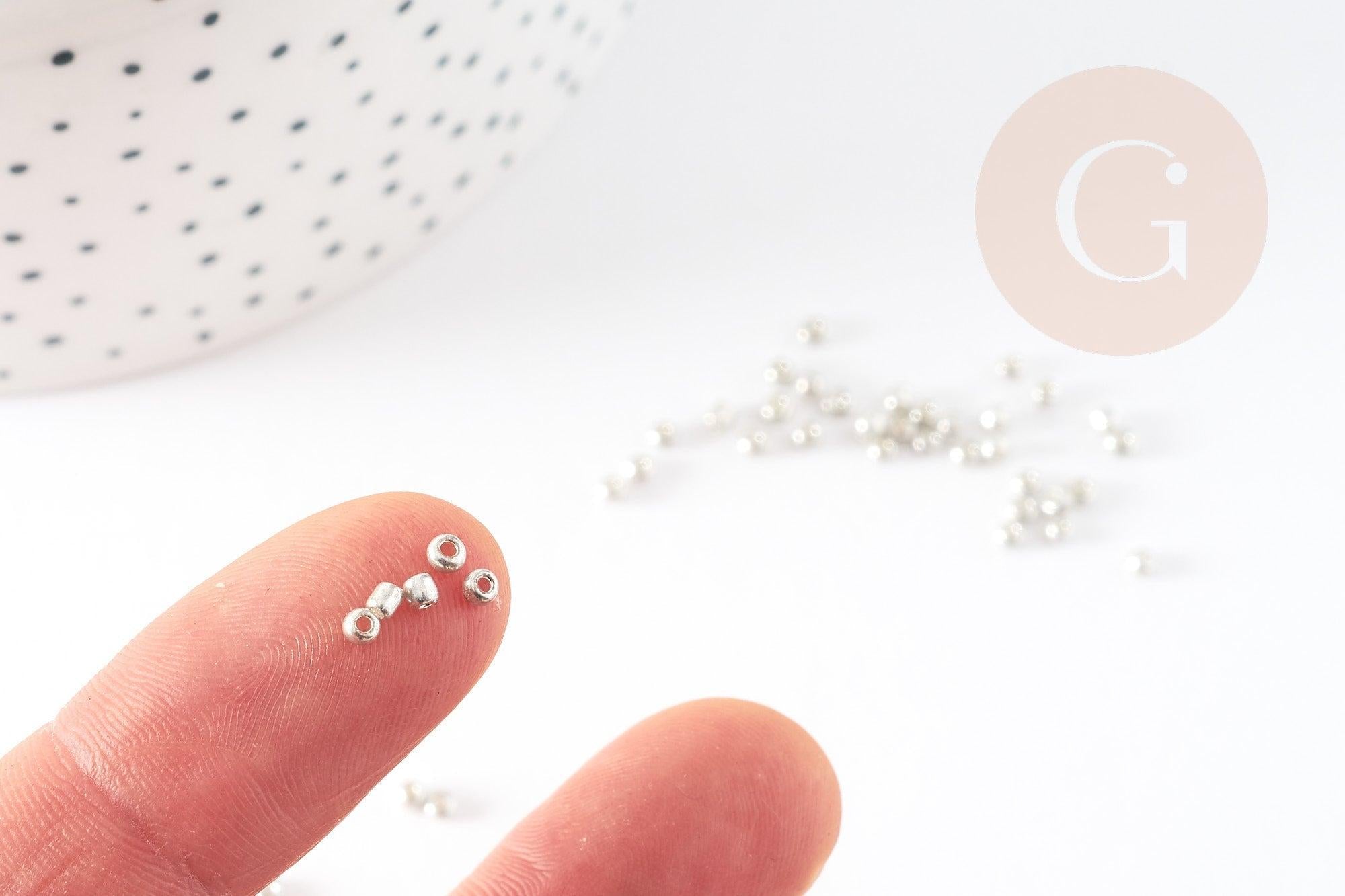 Petite perles rocaille argent brillant métallisé 2mm, x 10gr (G2401)