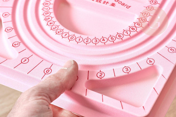 Plateau d'assemblage perles pour fabrication collier ROSE 24x33cm, comptage de perles, avec mesures graduées, x1 (G7051)