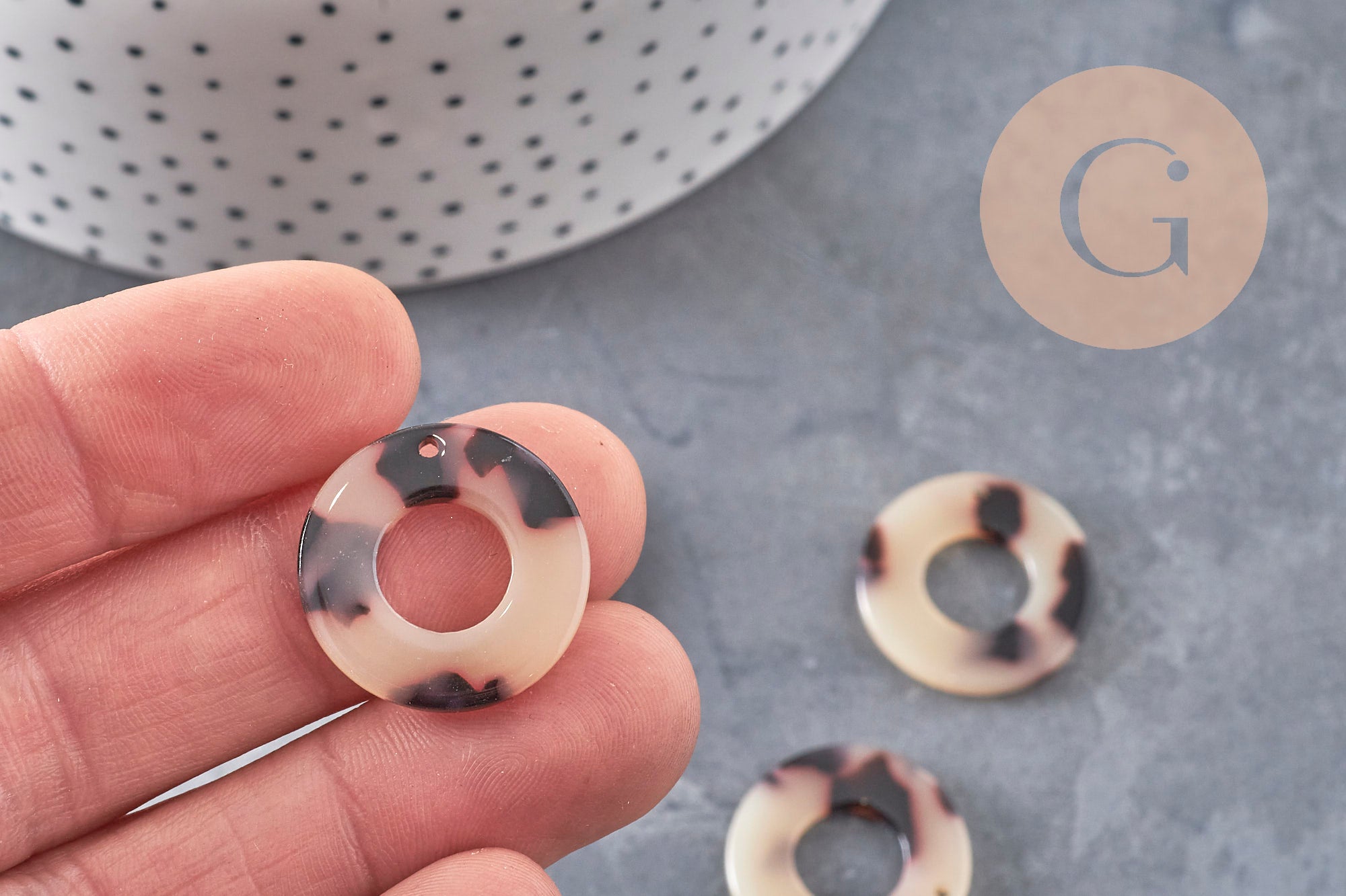 Pendentif cercle beige acétate,perle acétate,connecteur plastique,21.5mm, x2 (G2704)