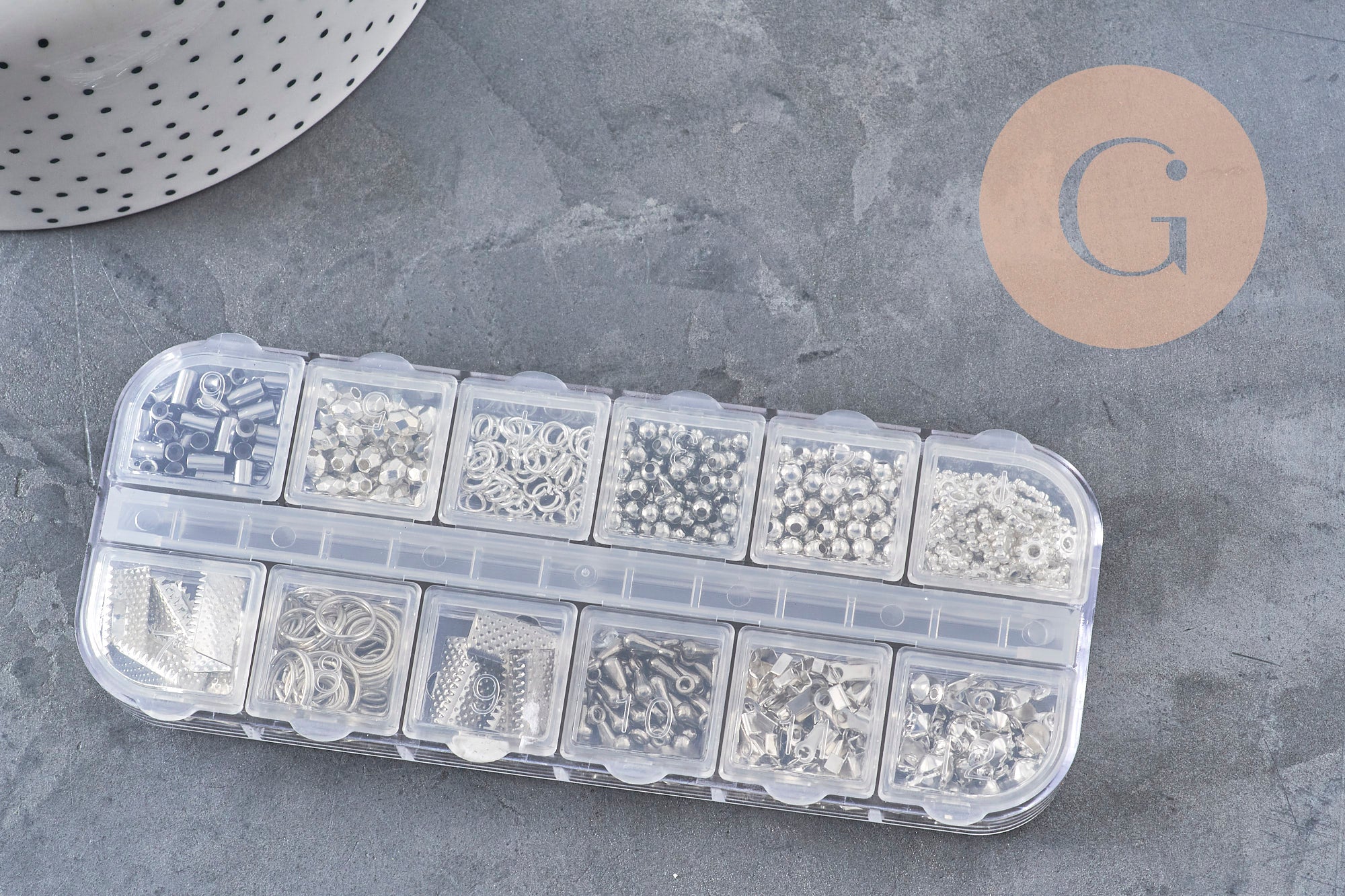 Boite Kit mix de 12 types de fournitures et perles zamac laiton Argent Platine, x1 (G8844)