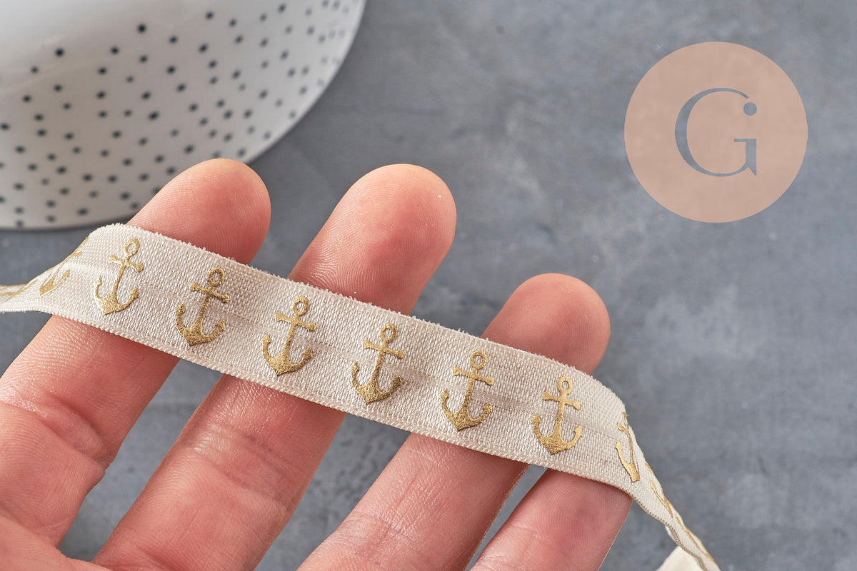 Ruban élastique écru de 16mm avec motif d'ancres dorées pour bijoux et loisirs créatifs.