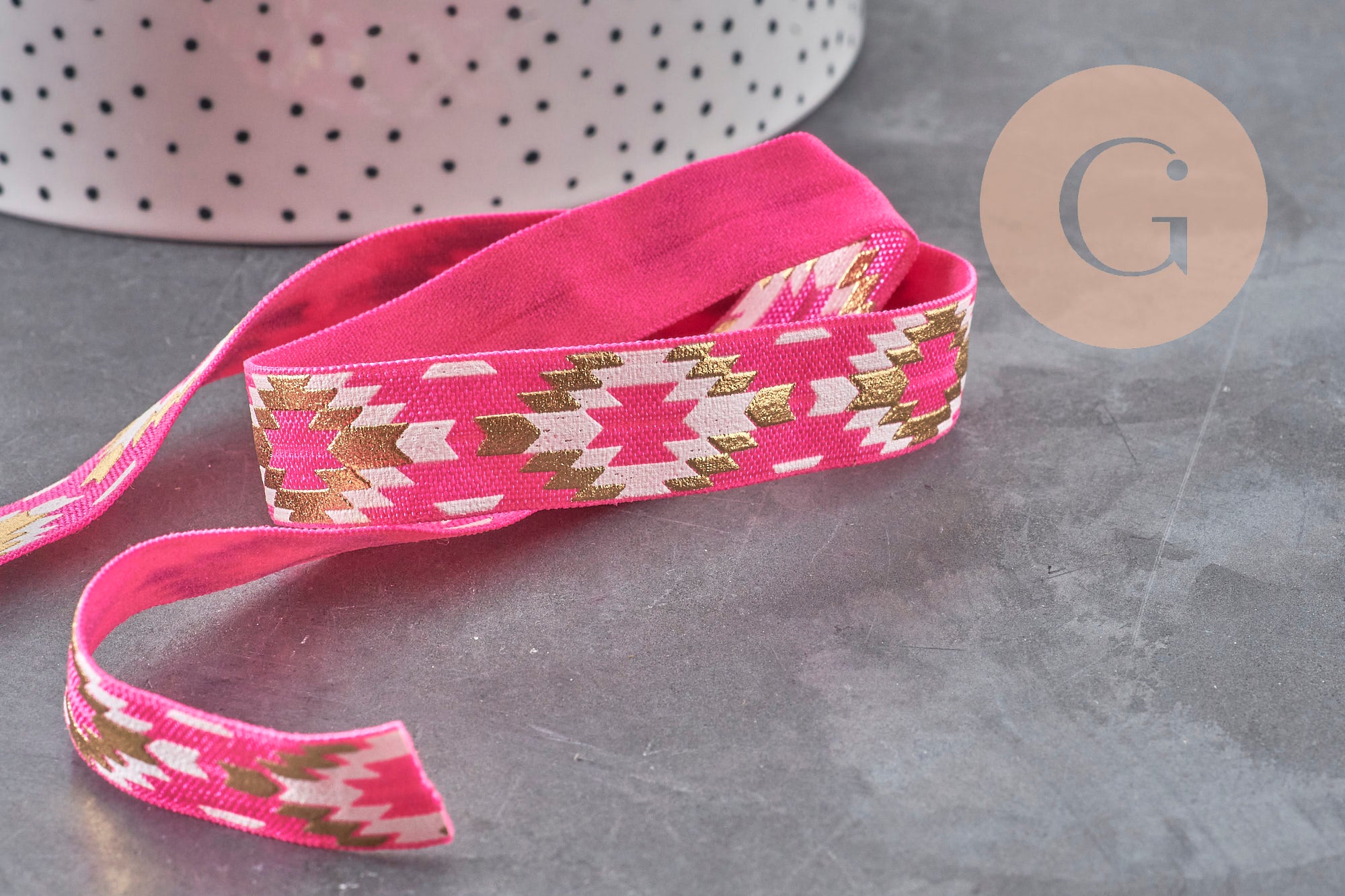 Ruban élastique rose de 16mm avec motif aztèque géométrique doré pour bijoux DIY bohème chic.