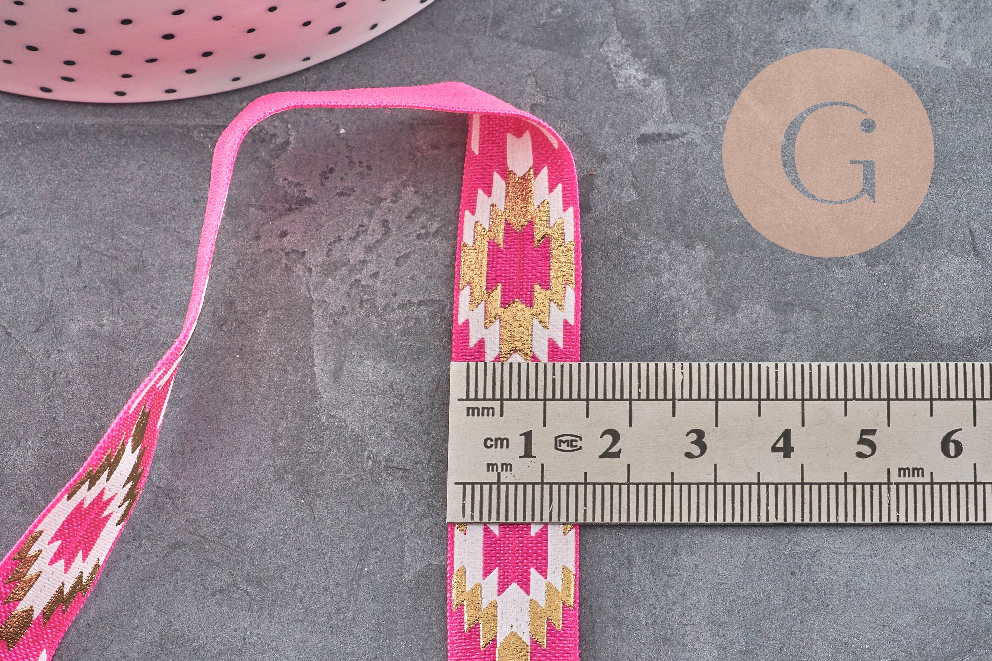Ruban élastique rose de 16mm avec motif aztèque doré pour bijoux DIY et accessoires bohèmes.