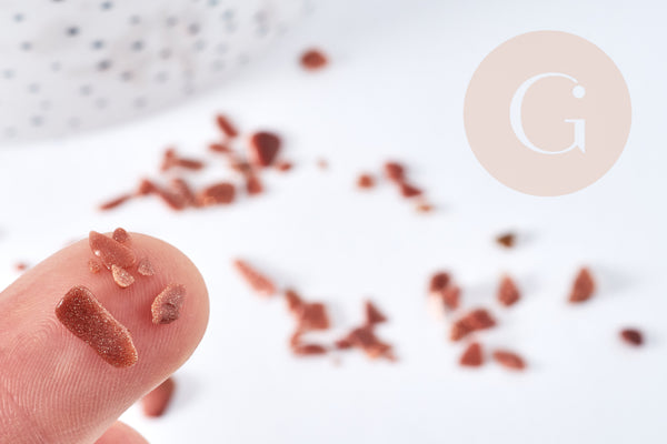 Sable chips pierre du soleil de synthèse 2-8mm non percé, x20gr (G8630)