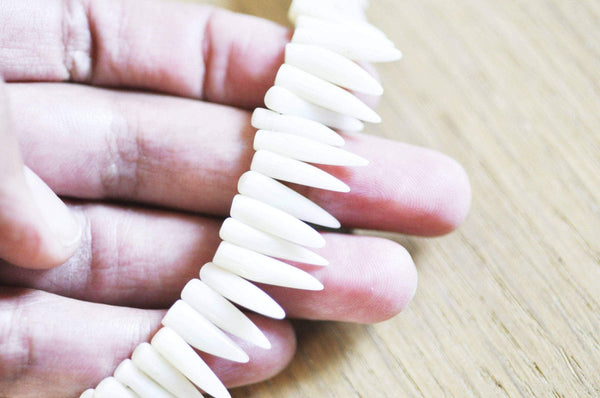 perle dent corail blanc,fabrication bijoux corail naturel,perle coquillage,coquillage blanc,11-17mm,le fil de 120 perles G4779