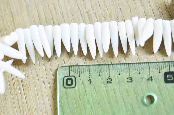 perle dent corail blanc,fabrication bijoux corail naturel,perle coquillage,coquillage blanc,11-17mm,le fil de 120 perles G4779