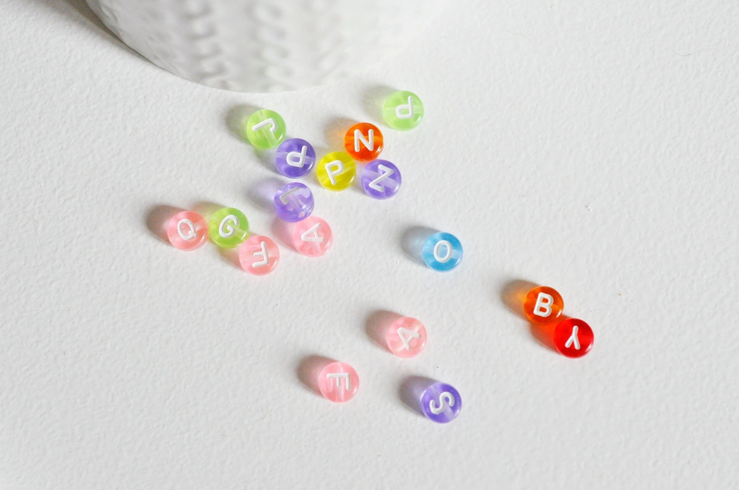 perle ronde Lettre Alphabet plastique multicolore, x10 grammes (G8826)
