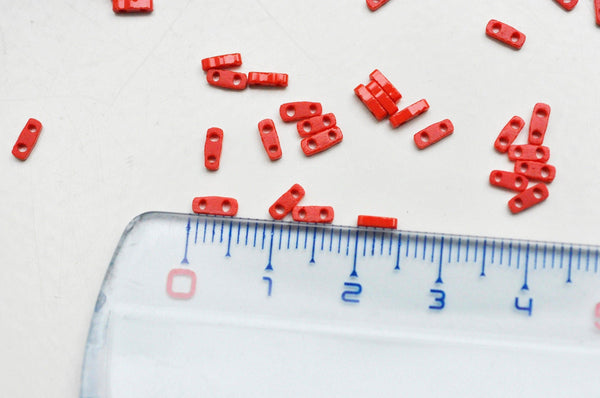 perles rocaille verre rectangle rouge, perle carré création bracelet, perle tila, 2mm,2 trous, x50 (1.2 Gr) (G4611)