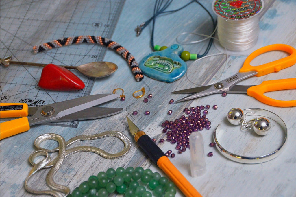 Evaluer la grosseur des fils pour qu'il puisse passer dans les perles, pierres