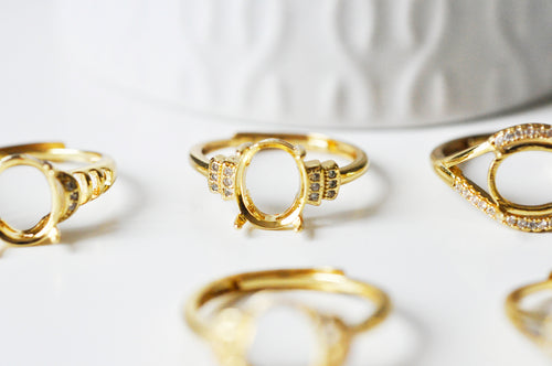 Porta anillos de metal dorado 