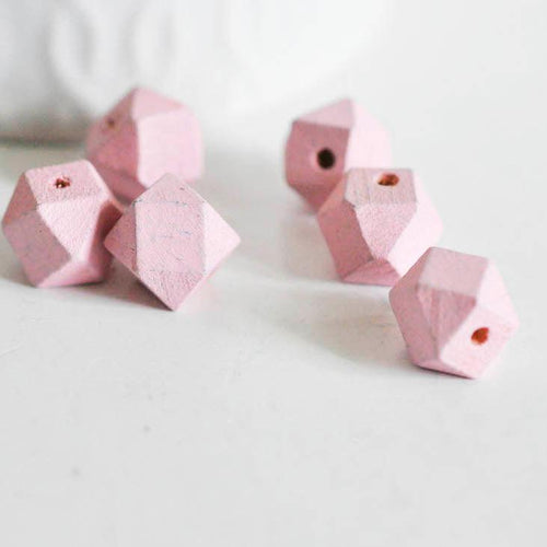 Cuentas de madera y materiales vegetales.