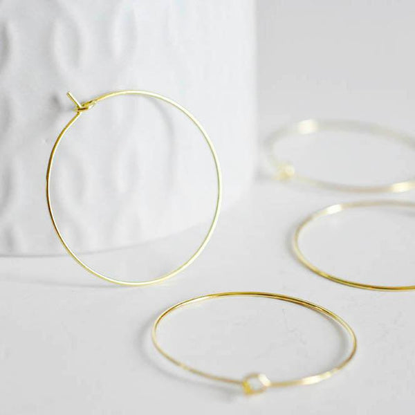 Hebilla de metal dorado y soportes para aros.