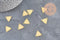 Breloque triangle 3 trous laiton brut 14mm, x10 (G11033)