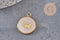 Pendentif rond motif hirondelle acier 304 inoxydable doré 16mm, x1 (G11104)