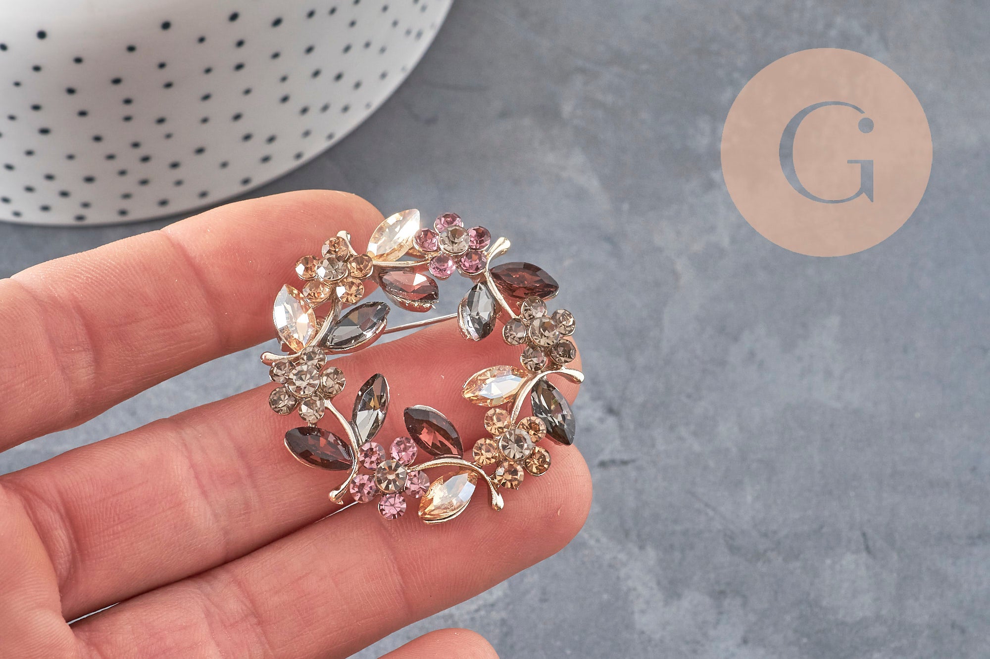 Broche de flores de circonitas multicolor de zamac dorado esmaltado de 41mm, x1 VÁLIDA