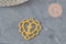 Colgante de corazón y cruz dentada de zamak dorado, 31mm, x1 (G11356)