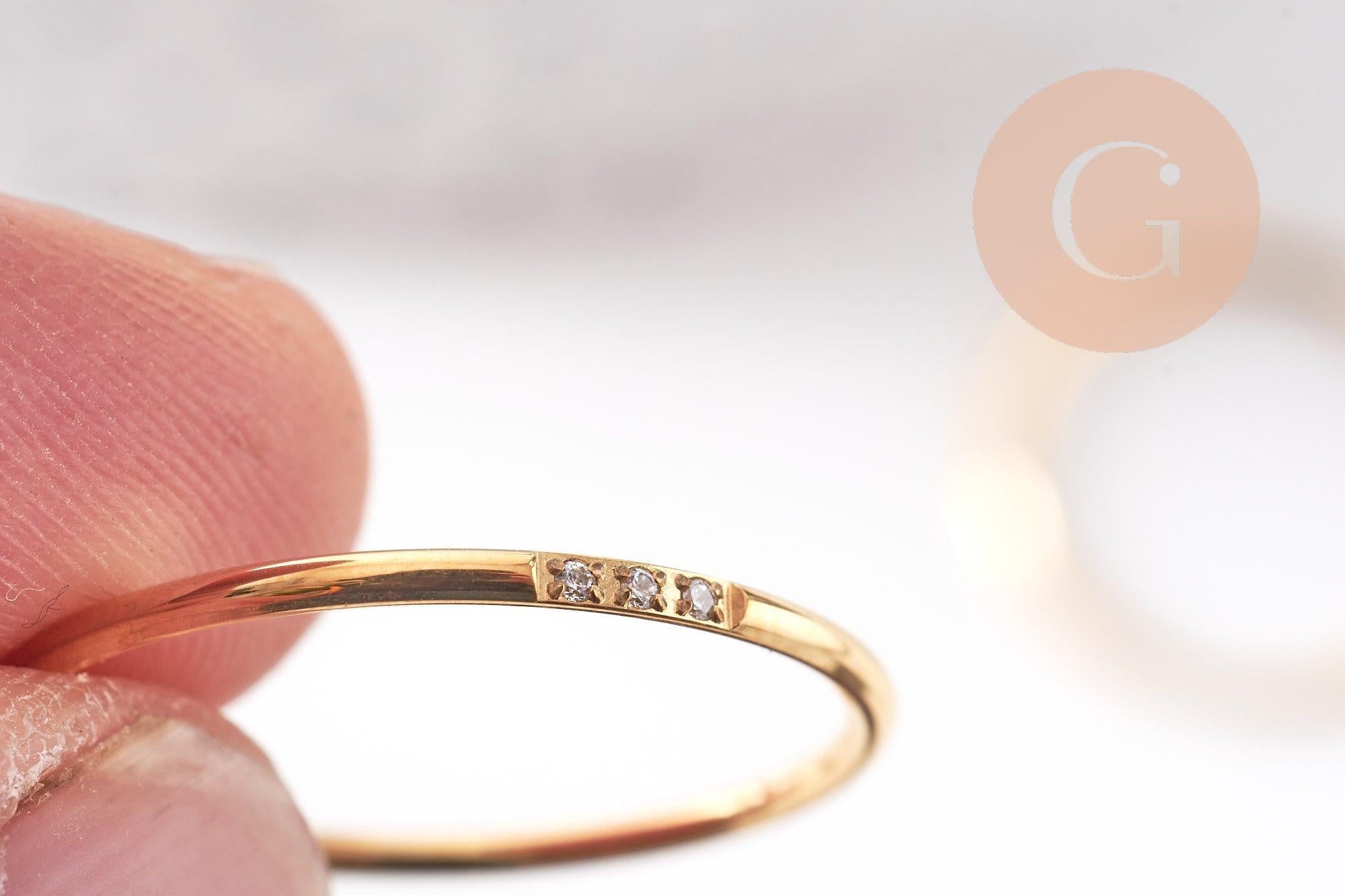 Bague alliance fine anneau acier inoxydable doré 1-2-3 zircons blancs, x1 (G10498)