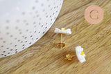 Boucles puces acier doré marguerite blanche résine 13mm, la paire (G7247)