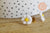Boucles puces acier doré marguerite blanche résine 13mm, la paire (G7247)