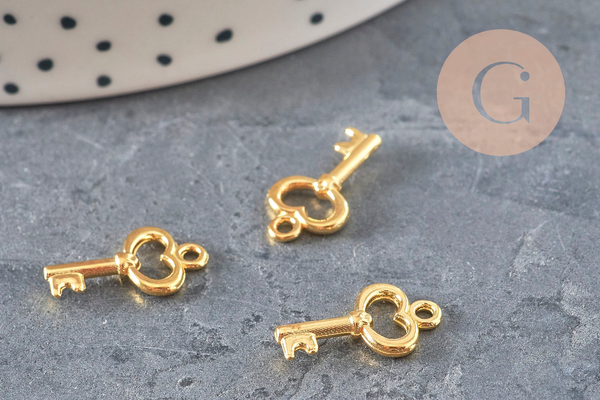Gold zamac key charm 15.5mm, x10 (G11227)