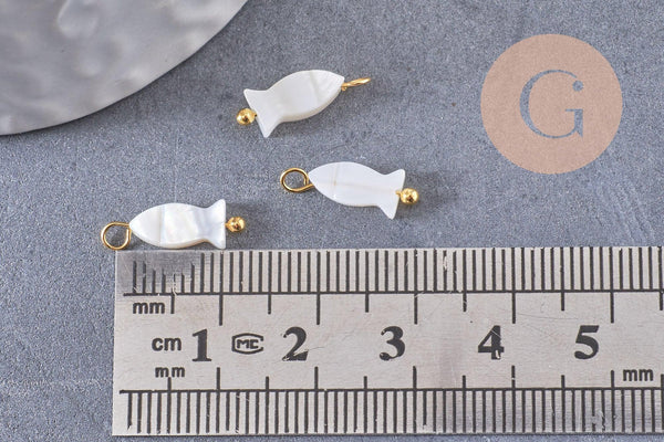 Breloque poisson nacre blanche naturelle laiton doré 14mm, x2 (G10302)