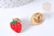 Broche émail fraise rouge et vert zamac doré 21mm, x1 (G7844)