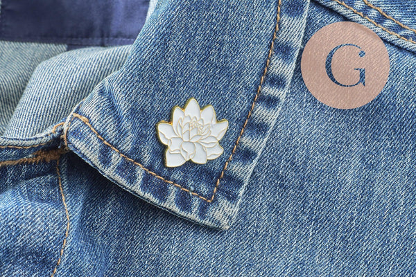 Broche pins Fleurs Lotus blanc zamac doré émail 25mm,broche dorée, décoration veste, x1 (G9744)