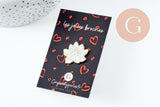 Broche pins Fleurs Lotus blanc zamac doré émail 25mm,broche dorée, décoration veste, x1 (G9744)