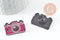 Broche pins appareil photo émaillé rose 24.5mm, x1 (G9471)
