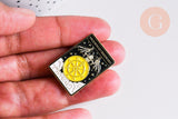 Broche pins carte tarot La roue de la fortune mystique émail noir doré émail 30.5mm,décoration veste,x1 (G6764)