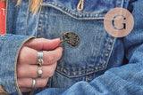 Broche pins chat qui dort noir mystique zamac doré 28mm, x1 (G9742)