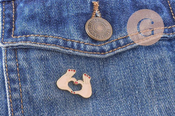 Broche pins mains coeur zamac doré émaillé beige rouge 15mm, x1 (G10161)