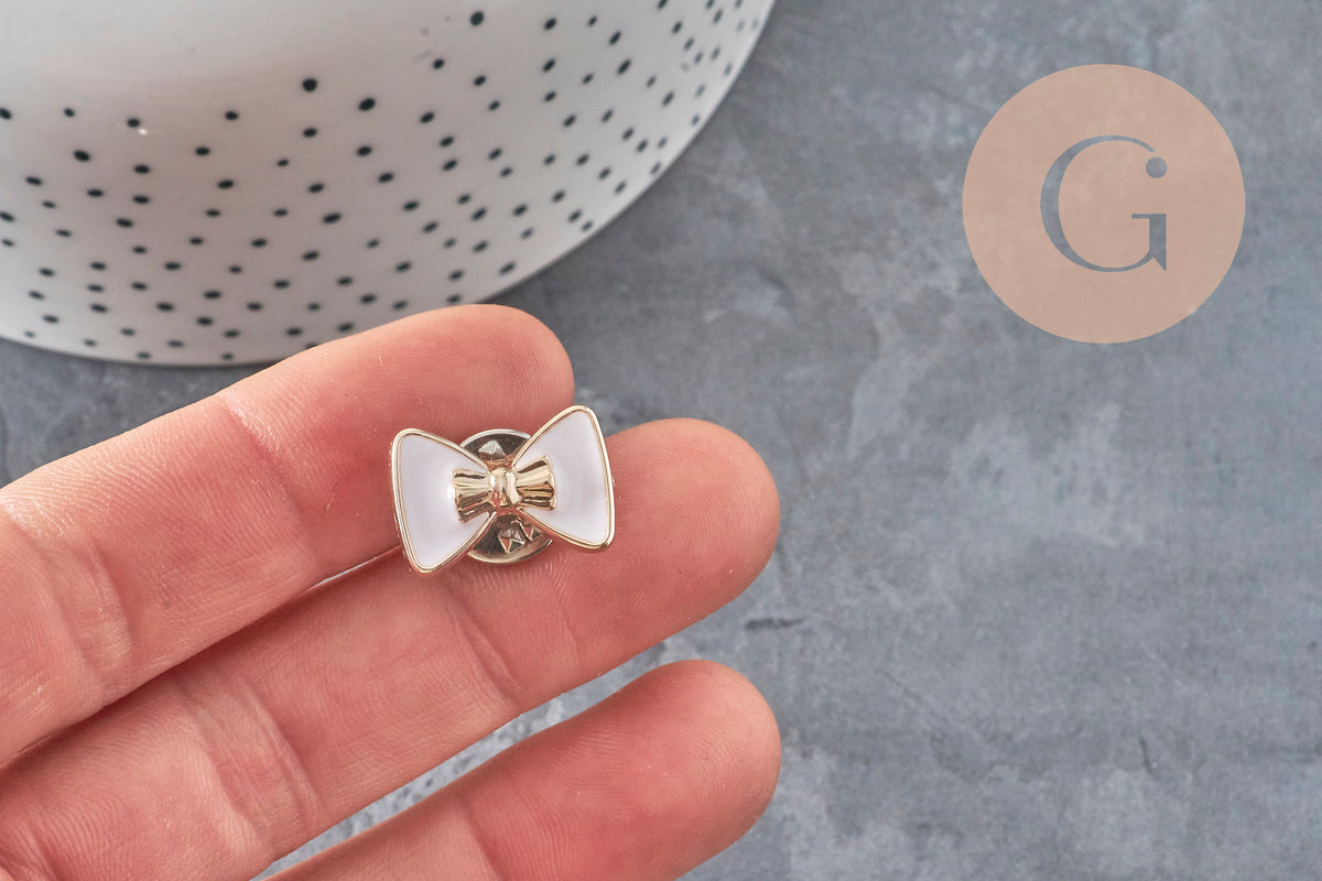 Broche pin's noeud blanc plastique & fer doré 18.5mm, x1 (G11331)-Broches et épinglettes-Gingerlily Perles