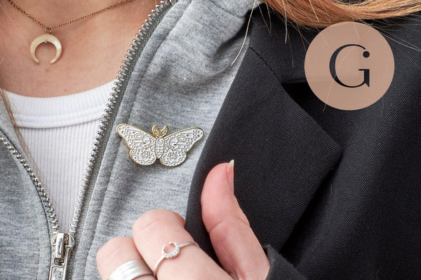 Broche pins papillon blanc mystique zamac doré 39mm, x1 (G9743)