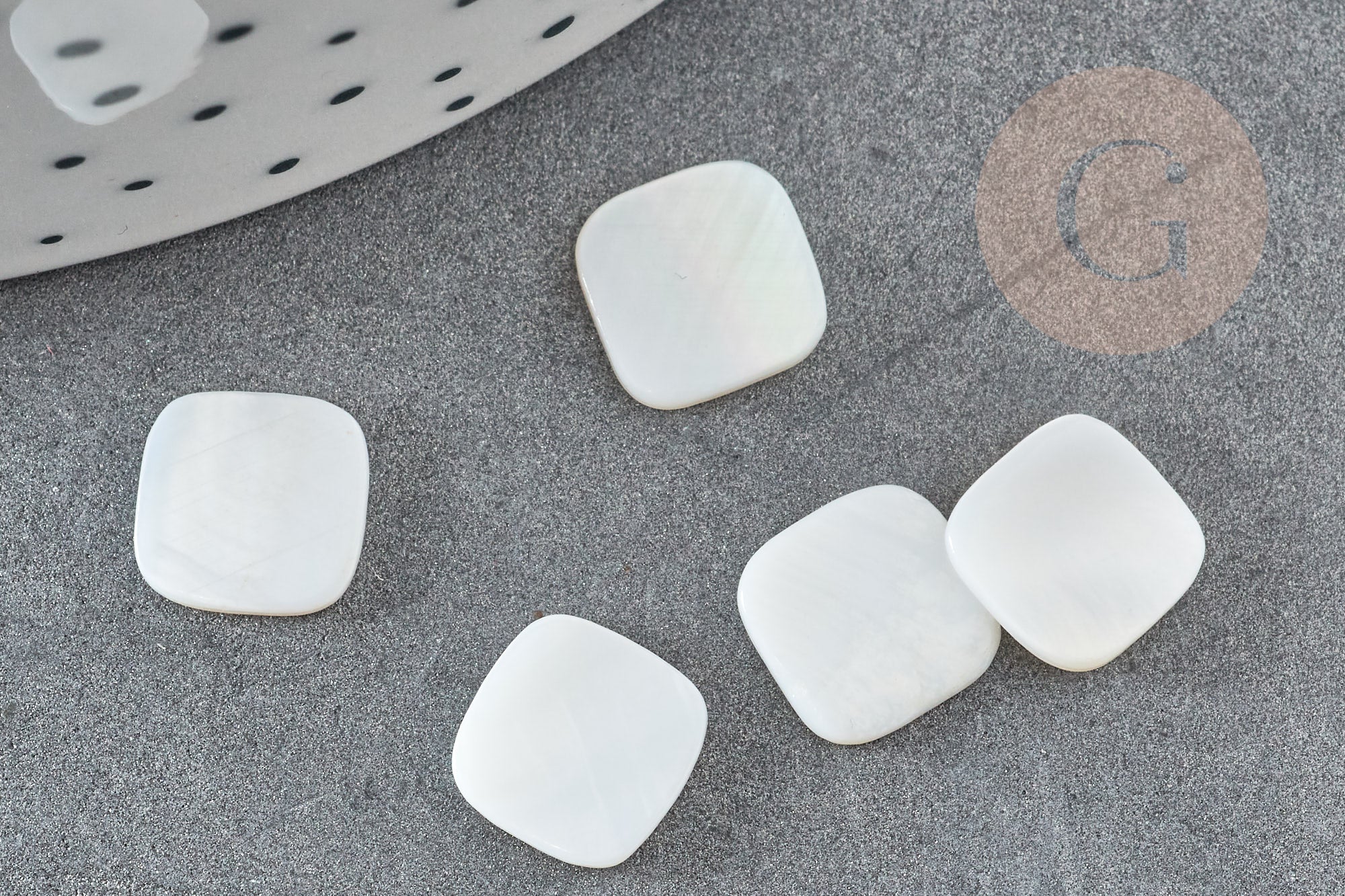 Cabochon carré nacre blanche naturelle 8.5mm, x2 (G5146)