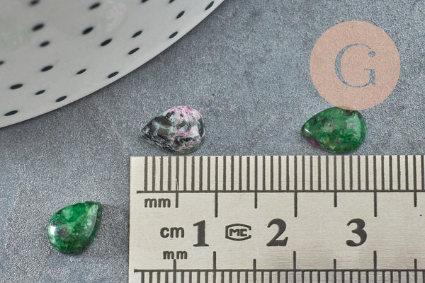 Cabochon goutte rubis sur zoisite naturelle 8x6mm, x1 (G2265)
