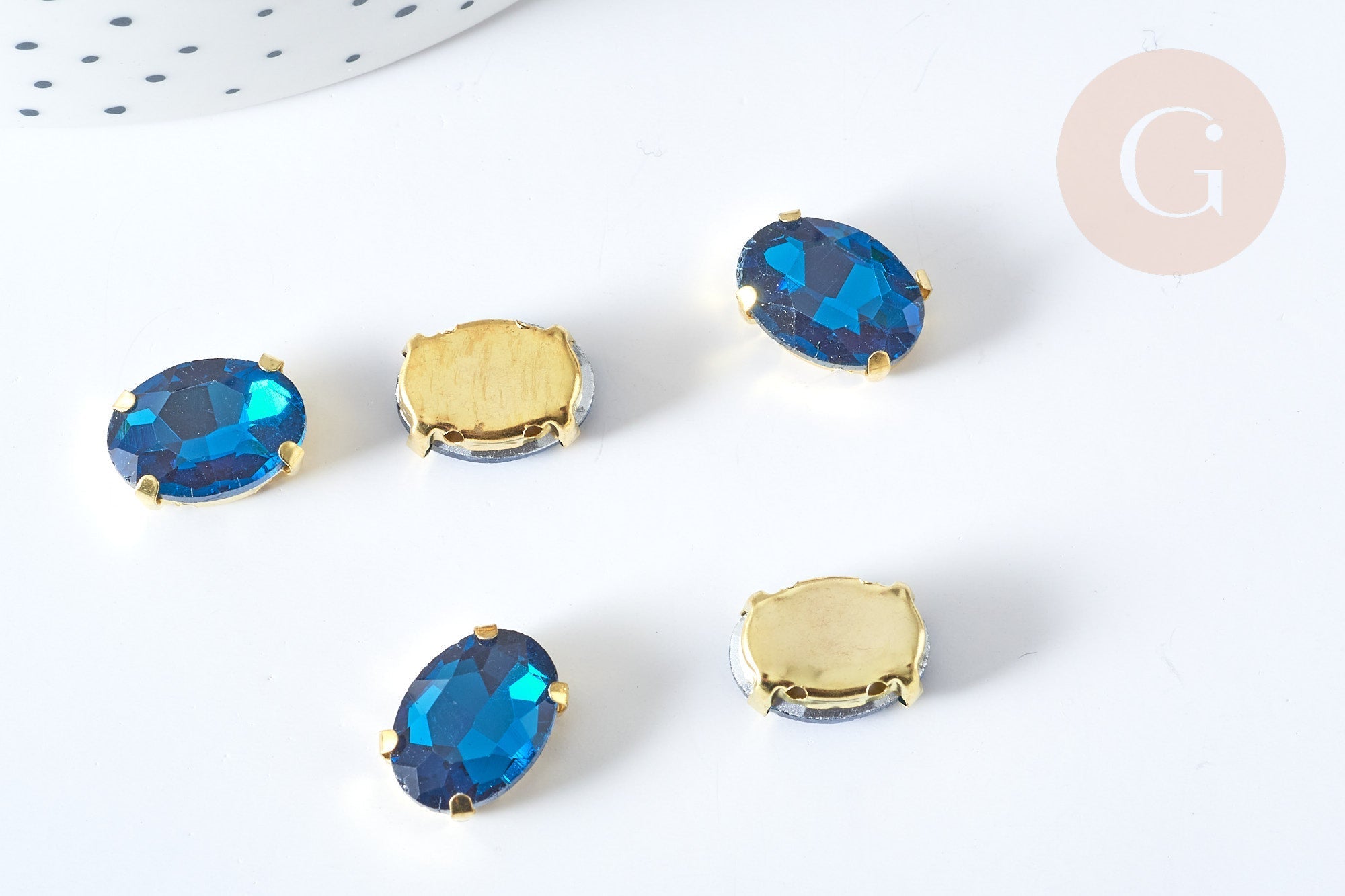 Cabochon ovale cristal bleu intense avec serti en laiton doré 14x10mm, x5 (G8115)