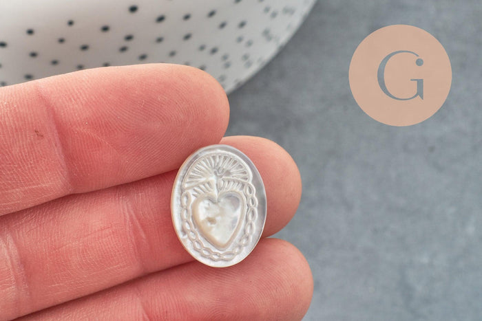 Cabochon ovale nacre blanche naturelle gravé Coeur Ex Voto 20x15mm, x1 (G9623)
