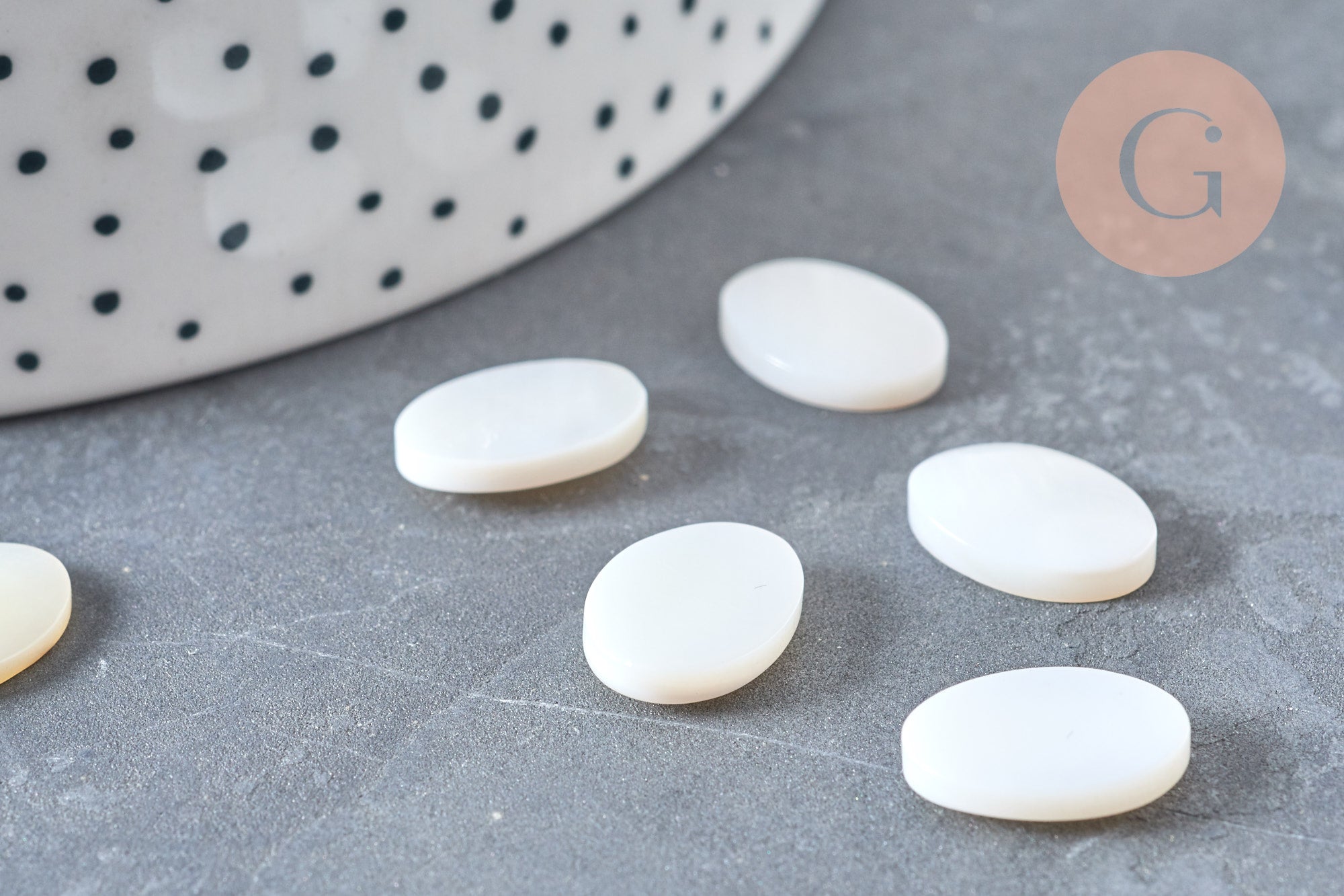 Cabochon ovale nacre naturelle blanche 13.5mm, x1 (G6824)