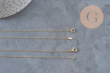 Collier chaîne fine dorée gold-filled 14K de 45.7cm avec fermoir, sur fond gris.