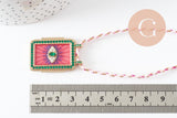 Collier médaille émaillée Oeil zircon rose vert zamac doré, collier cordon tressé 45cm x1 (G9569)