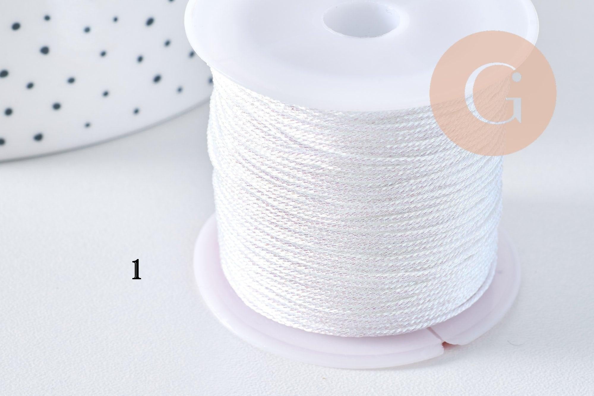 Bobine de cordon polyester métallisé blanc irisé 0.8mm pour bijoux DIY.